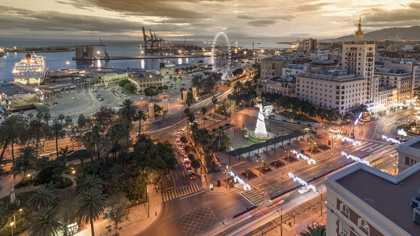 1-a-Anlaufpunkte: Spanien: Málaga In der andalusischen Hafenstadt können die Schiffe an einer Pier weit draußen im Hafenbecken festmachen. Dann erreicht man die historische Altstadt und das Picasso-Museum besser per Shuttlebus oder Taxi. Günstig gelegen ist dagegen der Stadtstrand La Malangueta. Mit organisierten Ausflügen lässt sich auch die Alhambra im 130 Kilometer entfernten Granada besuchen. Spanien: Málaga In der andalusischen Hafenstadt können die Schiffe an einer Pier weit draußen im Hafenbecken festmachen. Dann erreicht man die historische Altstadt und das Picasso-Museum besser per Shuttlebus oder Taxi. Günstig gelegen ist dagegen der Stadtstrand La Malangueta. Mit organisierten Ausflügen lässt sich auch die Alhambra im 130 Kilometer entfernten Granada besuchen.