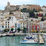 Spanien: Ibiza  Auf eigene Faust kann man die Altstadt von Ibiza mit ihren Restaurants, Bars und Boutiquen erkunden. Oder wie wäre es mit einem Ausflug zum legendären Café del Mar in San Antonia im Westen der Insel oder mit einem Segeltörn durch das türkisfarbene Wasser zur Nachbarinsel Formentera?