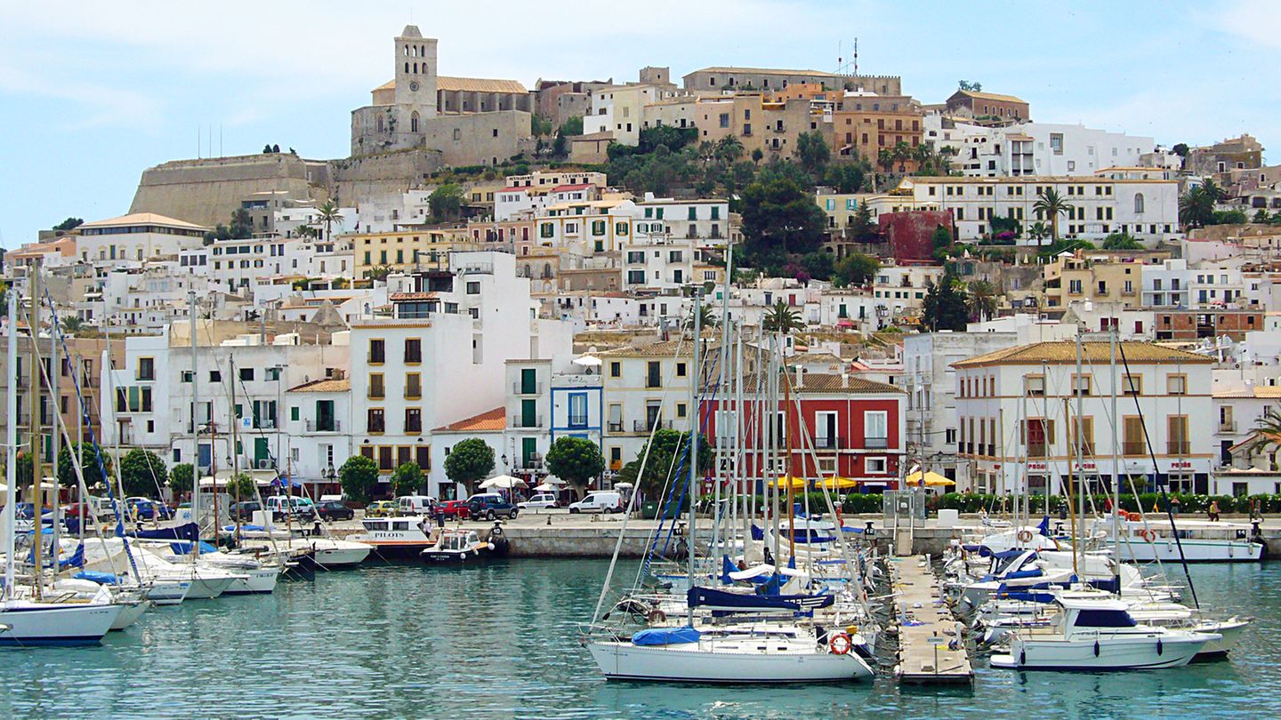 Spanien: Ibiza  Auf eigene Faust kann man die Altstadt von Ibiza mit ihren Restaurants, Bars und Boutiquen erkunden. Oder wie wäre es mit einem Ausflug zum legendären Café del Mar in San Antonia im Westen der Insel oder mit einem Segeltörn durch das türkisfarbene Wasser zur Nachbarinsel Formentera?