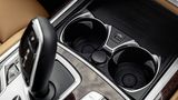BMW 7er Jahrgang 2019 - vorne wird das Mobiltelefon geladen