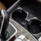 BMW 7er Jahrgang 2019 - vorne wird das Mobiltelefon geladen