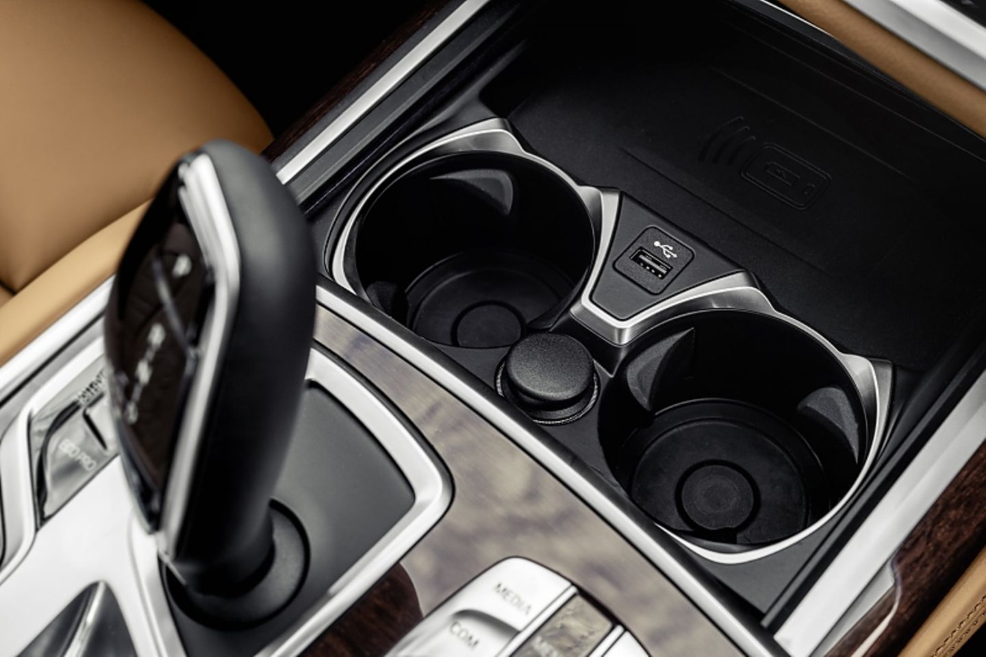 BMW 7er Jahrgang 2019 - vorne wird das Mobiltelefon geladen