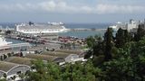 Spanien: Barcelona  Der wichtigste Hafen im Mittelmeer mit sieben Passagierterminals und dem Rekord von 58.000 Passagieren an nur einem Wochenende. Wenn eine Kreuzfahrt hier beginnt oder endet, bleiben viele Reisende noch zwei Tage im Hotel, um die Hauptstadt Kataloniens näher kennenzulernen. Zwischen der Kolumbussäule am Beginn der Rambles und den Terminals verkehren blaue T3-Busse.