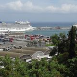 Spanien: Barcelona  Der wichtigste Hafen im Mittelmeer mit sieben Passagierterminals und dem Rekord von 58.000 Passagieren an nur einem Wochenende. Wenn eine Kreuzfahrt hier beginnt oder endet, bleiben viele Reisende noch zwei Tage im Hotel, um die Hauptstadt Kataloniens näher kennenzulernen. Zwischen der Kolumbussäule am Beginn der Rambles und den Terminals verkehren blaue T3-Busse.