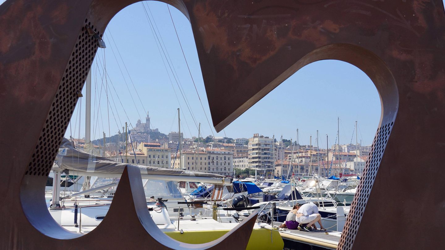 Frankreich: Marseille  Per Shuttlebus oder Taxi geht es von dem riesigen Industriehafen ins Zentrum der zweitgrößten Stadt Frankreichs, die sich in den letzten Jahren stark gewandelt und mit dem Kulturzentrum Villa Méditerranée und dem Musée Regards de Provence neue Attraktionen erhalten hat. Organisierte Landausflüge ermöglichen auch einen Besuch der Kulturstädte Aix-en-Provence und Cassis.