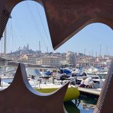 Frankreich: Marseille  Per Shuttlebus oder Taxi geht es von dem riesigen Industriehafen ins Zentrum der zweitgrößten Stadt Frankreichs, die sich in den letzten Jahren stark gewandelt und mit dem Kulturzentrum Villa Méditerranée und dem Musée Regards de Provence neue Attraktionen erhalten hat. Organisierte Landausflüge ermöglichen auch einen Besuch der Kulturstädte Aix-en-Provence und Cassis.