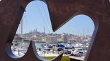 Frankreich: Marseille  Per Shuttlebus oder Taxi geht es von dem riesigen Industriehafen ins Zentrum der zweitgrößten Stadt Frankreichs, die sich in den letzten Jahren stark gewandelt und mit dem Kulturzentrum Villa Méditerranée und dem Musée Regards de Provence neue Attraktionen erhalten hat. Organisierte Landausflüge ermöglichen auch einen Besuch der Kulturstädte Aix-en-Provence und Cassis.