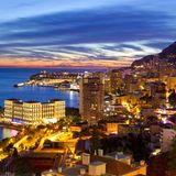 Monaco: Monte-Carlo  Aufzüge und Rolltreppen führen in die höher gelegenen Stadtteile im Fürstentum Monaco. Am Hang von Monaco-Ville ist das Ozeanographische Museum sehenswert, einer der Direktoren war der Meeresforscher Jacques-Yves Cousteau.