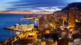 Monaco: Monte-Carlo  Aufzüge und Rolltreppen führen in die höher gelegenen Stadtteile im Fürstentum Monaco. Am Hang von Monaco-Ville ist das Ozeanographische Museum sehenswert, einer der Direktoren war der Meeresforscher Jacques-Yves Cousteau.