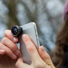 Eine junge Frau fotografiert mit ihrem Smartphone