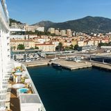 Frankreich: Ajaccio  Auf der Insel Korsika, die zu Frankreich gehört, wird von Kreuzfahrtschiffen gerne die Hauptstadt angelaufen, die sich bequem zu Fuß entdecken lässt. Hier wandelt man auf den Spuren Napoleons, der hier geboren wurde, oder gelangt per Bus oder Taxi zum Marinella-Strand.