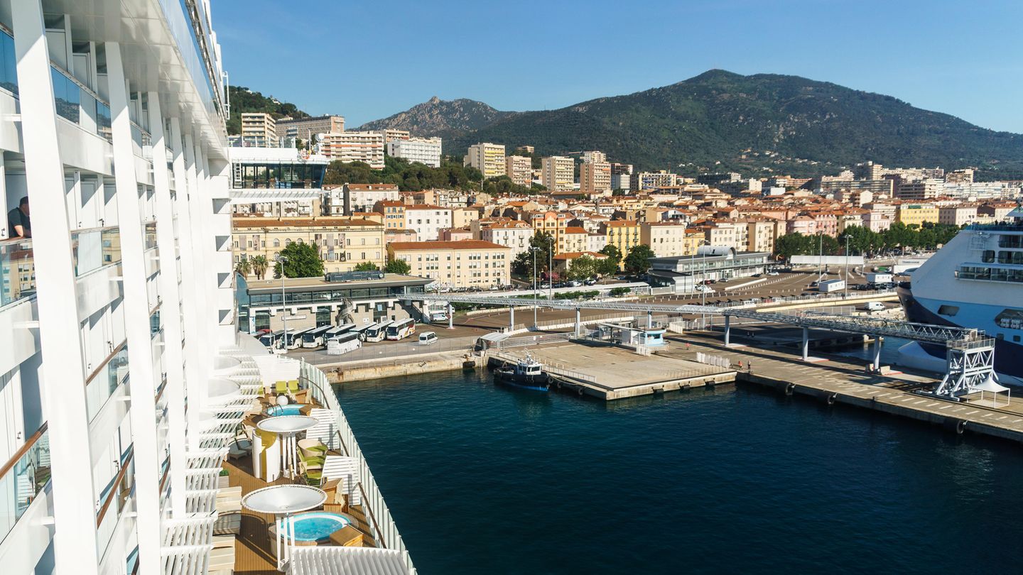 Frankreich: Ajaccio  Auf der Insel Korsika, die zu Frankreich gehört, wird von Kreuzfahrtschiffen gerne die Hauptstadt angelaufen, die sich bequem zu Fuß entdecken lässt. Hier wandelt man auf den Spuren Napoleons, der hier geboren wurde, oder gelangt per Bus oder Taxi zum Marinella-Strand.