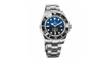 Kategorie Sport      Gewinner: Oyster Perpetual Sea-Dweller Deepsea von Rolex  Dank eines raffinierten Heliumventils sind mit dieser Uhr große Tauchtiefen möglich. Der Farbverlauf des Zifferblattes ist inspiriert von James Camerons Tauchgang auf den Grund des Marianengrabens.  Das sagt die Jury: "Ein absoluter Favorit im Portfolio der Marke und natürlich auch an Land ein gelungenes Highlight. Dabei betont professionell, robust und solide samt coolem Farbverlauf auf dem Zifferblatt. Mut und Perfektion als Uhr gewordene Symbiose."  Basisdaten: Oystersteel/Edelstahl (Gehäuse), 44mm Durchmesser, wasserdicht bis 3.900m, 70 Stunden Gangreserve.  Preis: circa 11.450 Euro.
