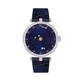 Kategorie Women      Gewinner: Lady Arpels Planétarium von Van Cleef & Arpels  Zeitmessung als pure Poesie lautet hier das Designmotto, umgesetzt auf einem Zifferblatt aus Aventurin-Quarz, auf dem Planeten um eine Sonne aus Rotgold kreisen.   Das sagt die Jury: "Auf poetisch-verträumte Weise führt uns diese Uhr an den planetaren Ursprung der Zeit zurück, unnachahmlich übersetzt ihr Zifferblatt zudem die Magie des Kreises. Ein Modell, das nicht in den Kitsch abgleitet, im Gegenteil, viel Raum für Emotion und Interpretation lässt.“  Basisdaten (Auszug): Weißgold mit Diamanten (Gehäuse), 38mm Durchmesser, wasserdicht bis 30m, 40 Stunden Gangreserve.  Preis: circa 243.000 Euro