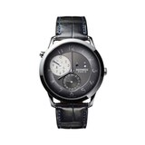 Kategorie Travel      Gewinner: Slim d'Hermès GMT von Hermès  Die zweite Zeitzone ist auf dem "nächtlich" gestalteten Zifferblatt durch ein zweites zwischen 9 und 11 Uhr gelöst. Zwei Anzeigen für Tag/Nacht runden die dezente Reisefunktion ab.  Das sagt die Jury: "Eine der schönsten 'Reise'-Uhren überhaupt! Originelle Ziffern, harmonische Farben, charmante Anordnung der Komplikationen, darunter die zweite Zeitzone. Ein intellektuelles, modernes Design, umgesetzt in hochwertiger Materialität und im Einklang mit der DNA des Hauses."  Basisdaten (Auszug): 950er Palladium (Gehäuse), 39,5mm Durchmesser, wasserdicht bis 30m, 42 Stunden Gangreserve.  Preis: circa 12.000 Euro.