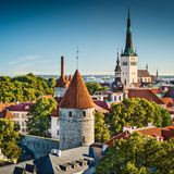 Estland: Tallinn  Wer gut zu Fuß ist, kann die Altstadt von Tallinn mit ihren engen Gassen und dem Kopfsteinpflaster vom Schiff aus erlaufen. Neben dem Fährhafen wurden zwei schmale in die Bucht ragende Kais für Kreuzfahrtschiffe errichtet. Eine Bank oder Wechselstube müssen nicht aufgesucht werden, denn in Estland wird mit dem Euro bezahlt.  Infos: www.portoftallinn.com/cruise