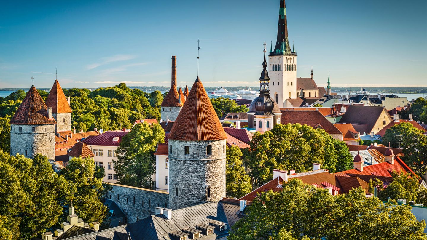 Mare Baltikum: Estland: Tallinn Wer gut zu Fuß ist, kann die Altstadt von Tallinn mit ihren engen Gassen und dem Kopfsteinpflaster vom Schiff aus erlaufen. Neben dem Fährhafen wurden zwei schmale in die Bucht ragende Kais für Kreuzfahrtschiffe errichtet. Eine Bank oder Wechselstube müssen nicht aufgesucht werden, denn in Estland wird mit dem Euro bezahlt. Infos: www.portoftallinn.com/cruise Estland: Tallinn Wer gut zu Fuß ist, kann die Altstadt von Tallinn mit ihren engen Gassen und dem Kopfsteinpflaster vom Schiff aus erlaufen. Neben dem Fährhafen wurden zwei schmale in die Bucht ragende Kais für Kreuzfahrtschiffe errichtet. Eine Bank oder Wechselstube müssen nicht aufgesucht werden, denn in Estland wird mit dem Euro bezahlt. Infos: www.portoftallinn.com/cruise