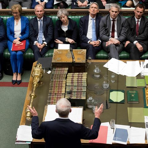 Premierministerin Theresa May (Mitte oben) hört im Unterhaus Labour-Chef Jeremy Corbyn zu