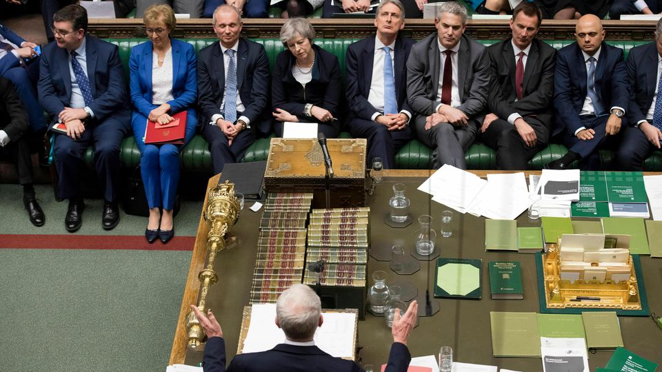 Premierministerin Theresa May (Mitte oben) hört im Unterhaus Labour-Chef Jeremy Corbyn zu