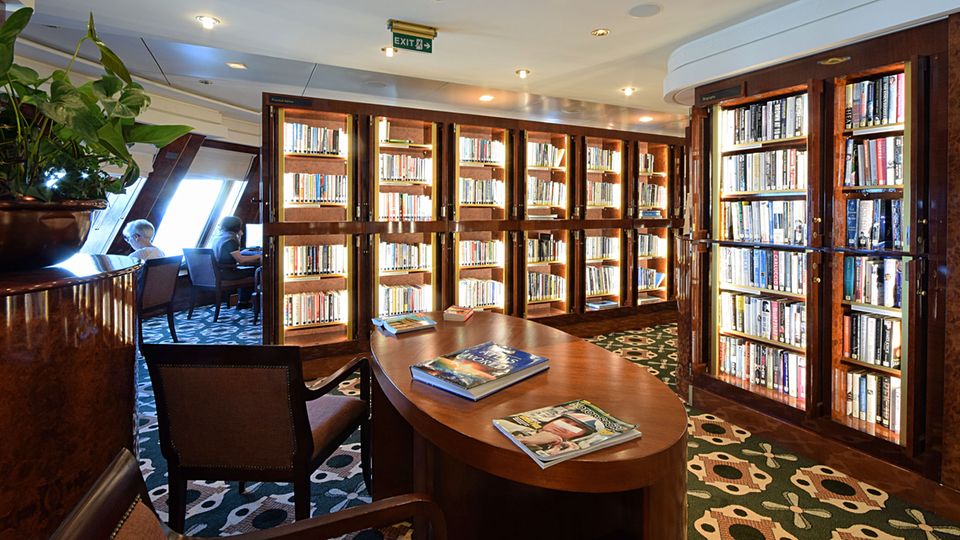 Lese- und Hörbuchtipps: Die mit 10.000 Büchern bestückte Bibliothek der "Queen Mary 2" von Cunard Die mit 10.000 Büchern bestückte Bibliothek der "Queen Mary 2" von Cunard