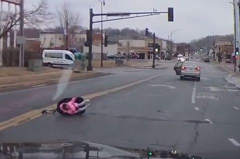 Kind fällt mit Kindersitz aus fahrendem Auto
