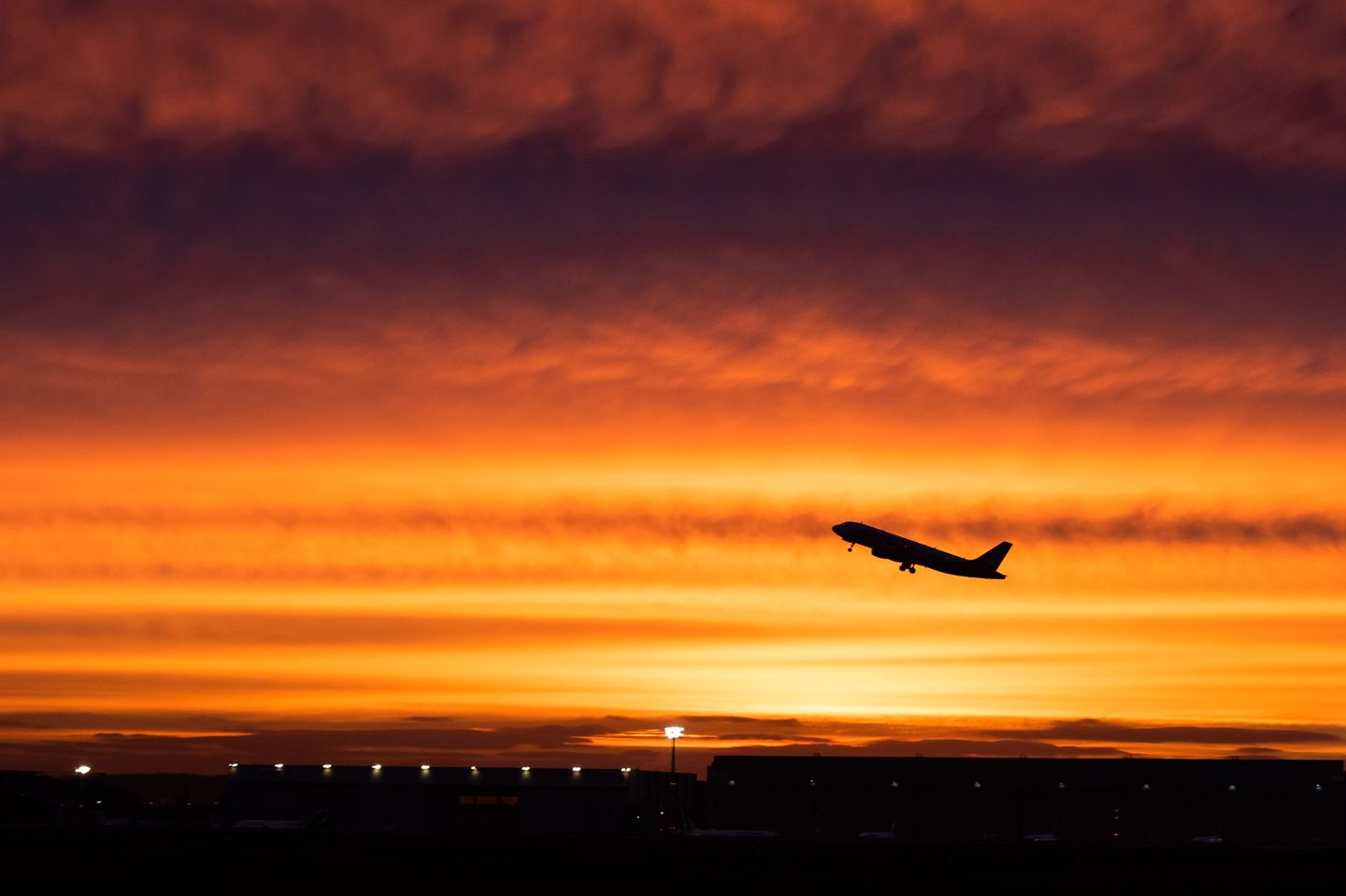 Ein Flugzeug hebt am Flughafen Düsseldorf ab