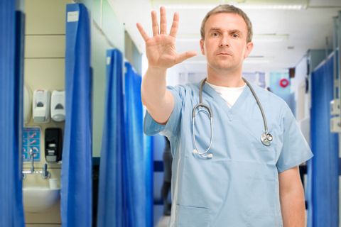 Attacke eines Patienten auf Klinikpersonal