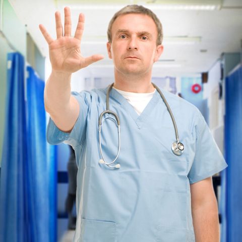 Attacke eines Patienten auf Klinikpersonal