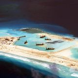 Eine Armada an Baggerschiffen macht es möglich, derartige Inseln sehr schnell aufzuschütten.