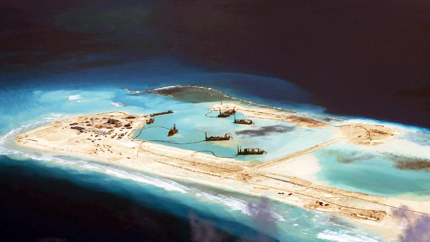 Eine Armada an Baggerschiffen macht es möglich, derartige Inseln sehr schnell aufzuschütten.