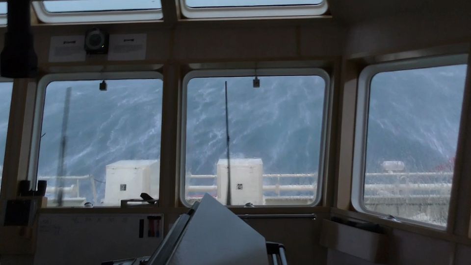 Starker Seegang: Rettungsschiff kämpft gegen haushohe Wellen in der Nordsee Starker Seegang: Rettungsschiff kämpft gegen haushohe Wellen in der Nordsee