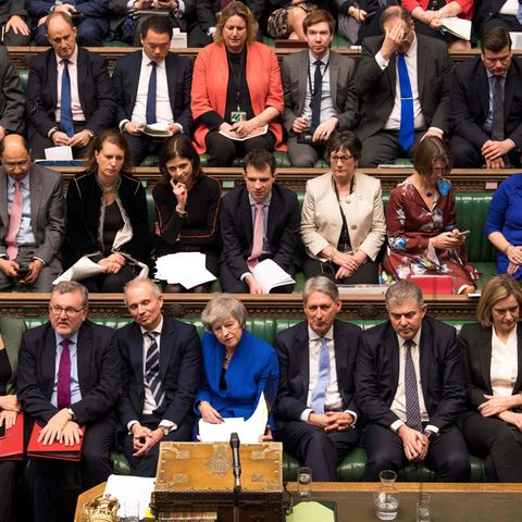 Die Regierungsbank mit Theresa May im blauen Kostüm in der Mitte während der Debatte im britischen Unterhaus