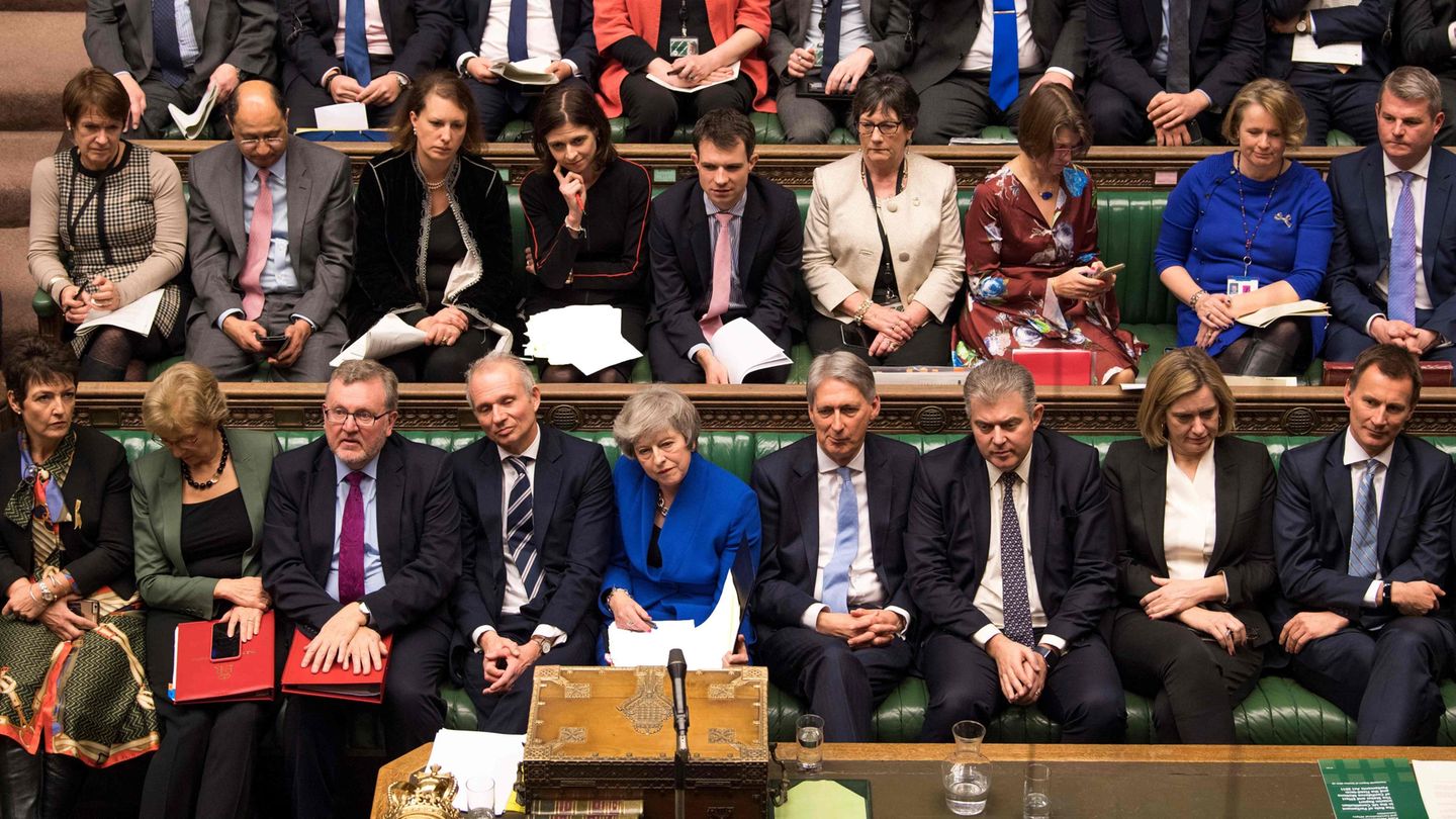Die Regierungsbank mit Theresa May im blauen Kostüm in der Mitte während der Debatte im britischen Unterhaus