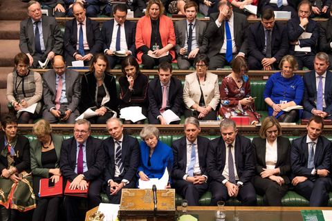 Die Regierungsbank mit Theresa May im blauen Kostüm in der Mitte während der Debatte im britischen Unterhaus