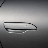 Die versenkbaren Türgriffe sind schick