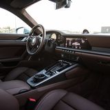 Das Cockpit nimmt optische Anleihen bei der 964-Baureihe