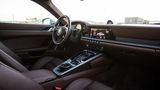 Das Cockpit nimmt optische Anleihen bei der 964-Baureihe