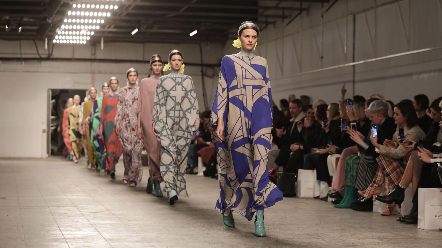 Models laufen über den Laufsteg auf der Show von Dawid Tomaszewski während der Fashion Week Berlin