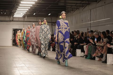 Models laufen über den Laufsteg auf der Show von Dawid Tomaszewski während der Fashion Week Berlin