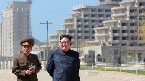 Im Mai 2018 veröffentlichte Aufnahme: Kim Jong Un inspiziert den Bau des Resorts im Gebiet von Wonsan-Kalma