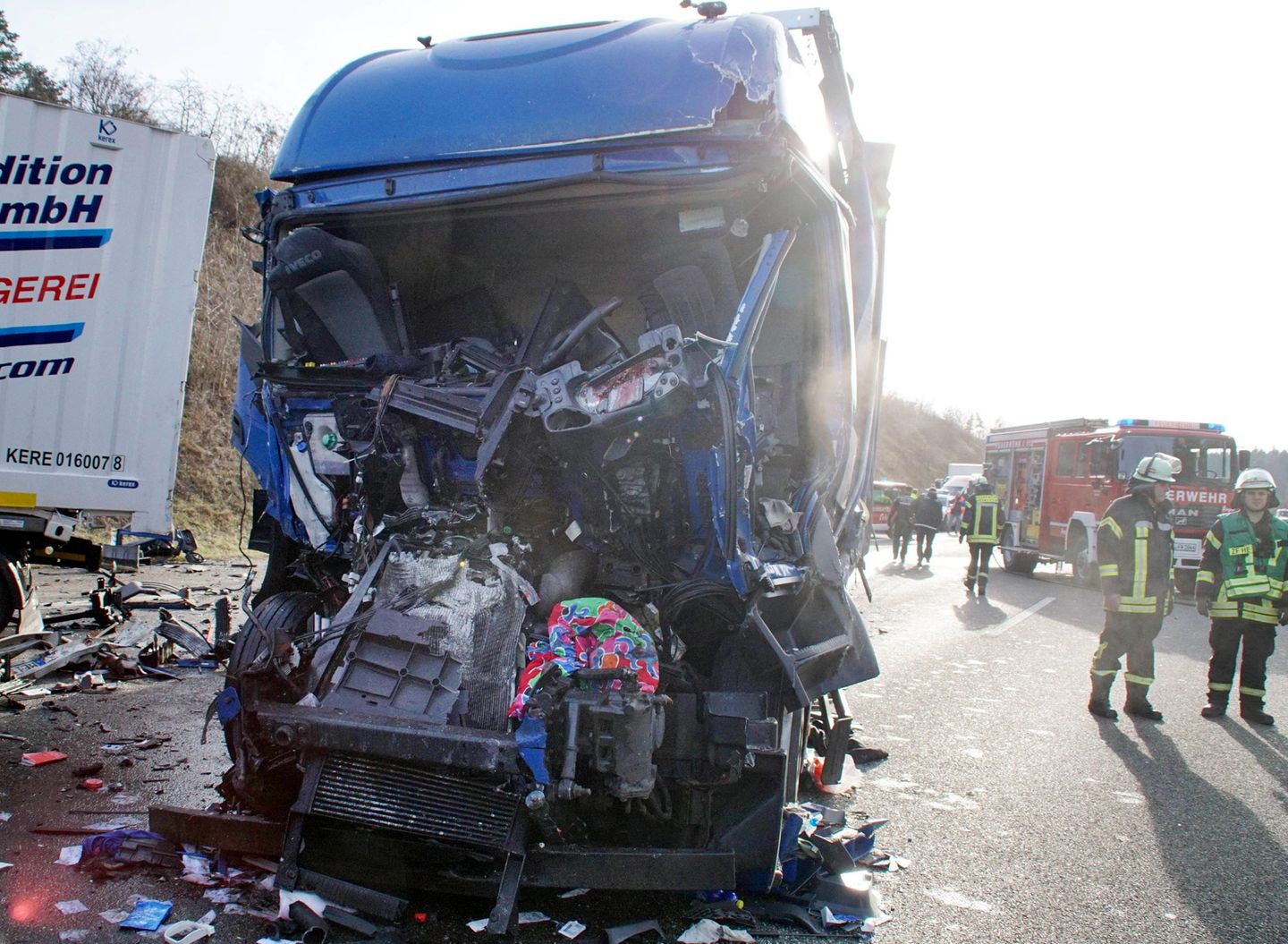 Filmten die Gaffer den Lkw-Fahrer, der diesen völlig zerstörten Sattelzug lenkte?