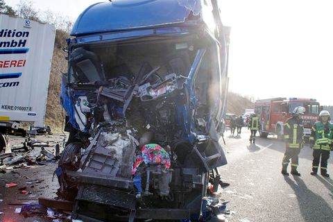 Filmten die Gaffer den Lkw-Fahrer, der diesen völlig zerstörten Sattelzug lenkte?