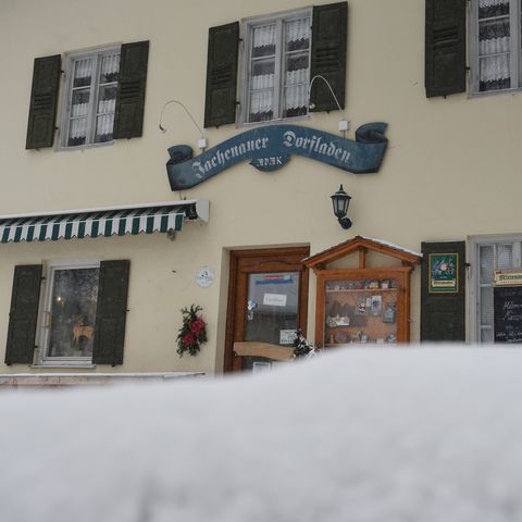 Die Frontseite des kleinen Dorfladens in Jachenau