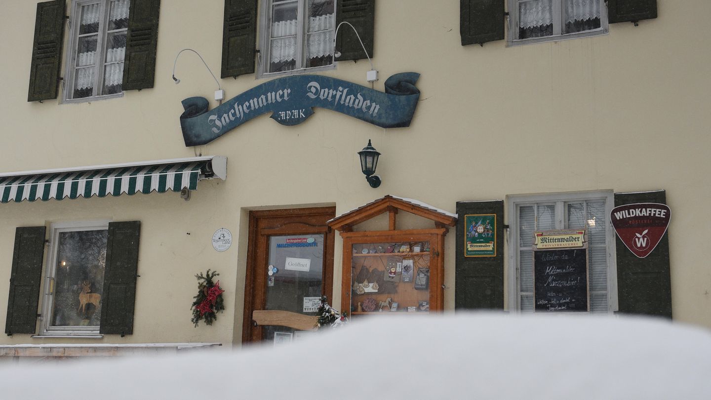 Die Frontseite des kleinen Dorfladens in Jachenau
