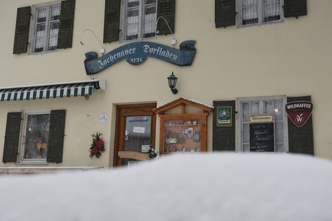 Die Frontseite des kleinen Dorfladens in Jachenau
