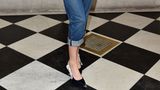 High Water Jeans   Mit der High Water Jeans wird es noch ein wenig kürzer am Bein. Fast schon direkt unter dem Knie endet dieser Jeanstrend. Also der perfekte Schnitt, wenn das Highwater (dt. Hochwasser) schon etwas höher steht. Dieser Trend lässt sich in der kalten Jahreszeit am besten mit wadenhohen Stiefeln umsetzen.