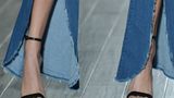 Slit Jeans   Hauptsache geschlitzt: Bei diesem Jeanstrend ist der Schnitt fast egal. Hauptsache der Schlitz ist da. Und dabei liegt der Fokus auf dem Beinende. Wer Details an seinem Jeans mag, wird die Slit Jeans lieben.