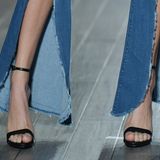 Slit Jeans   Hauptsache geschlitzt: Bei diesem Jeanstrend ist der Schnitt fast egal. Hauptsache der Schlitz ist da. Und dabei liegt der Fokus auf dem Beinende. Wer Details an seinem Jeans mag, wird die Slit Jeans lieben.