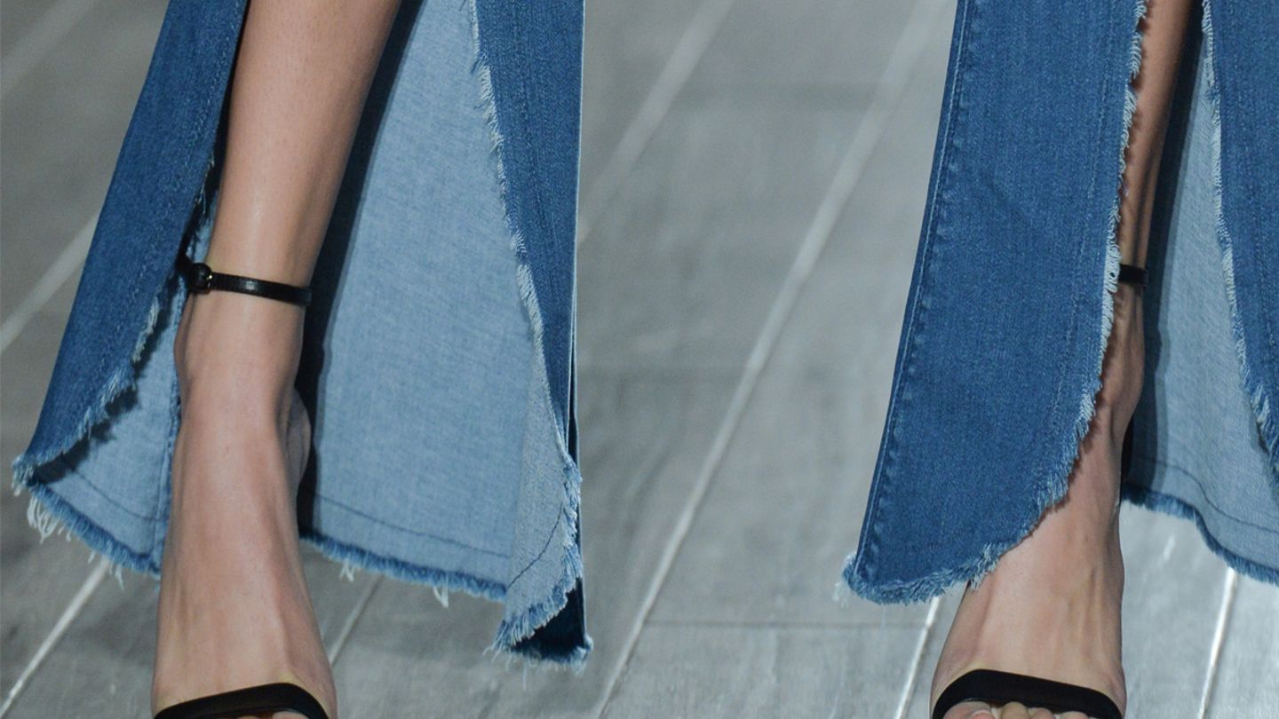 Slit Jeans   Hauptsache geschlitzt: Bei diesem Jeanstrend ist der Schnitt fast egal. Hauptsache der Schlitz ist da. Und dabei liegt der Fokus auf dem Beinende. Wer Details an seinem Jeans mag, wird die Slit Jeans lieben.