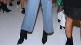 Cropped Flared  Es gibt sie zwar schon länger, aber die Cropped Flared ist immer noch so etwas wie der Underdog unter den Jeansschnitten. Weites, gerades Bein in verkürzter Länge: Das macht die Cropped Flared aus. Sie ist der perfekte Mix zwischen weitem Bein und lässigem Cropped-Style. Ähnlich wie die Jeans-Coulotte lässt sich Cropped Flared im Winter perfekt mit Stiefeln stylen und ist im Sommer schön luftig am Bein. Der Allrounder für 2019!